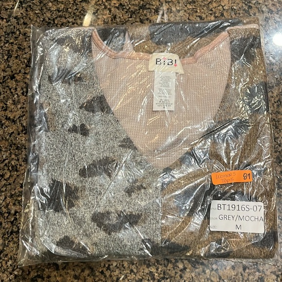 Gray and Mocha Leopard print V-neck soft rib knit. NWT Animal print - Picture 12 of 16